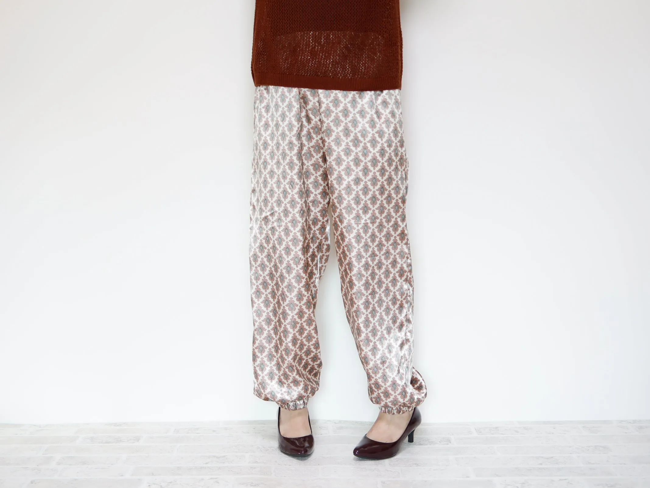 <S23-004> SATIN PRINTED Trousers