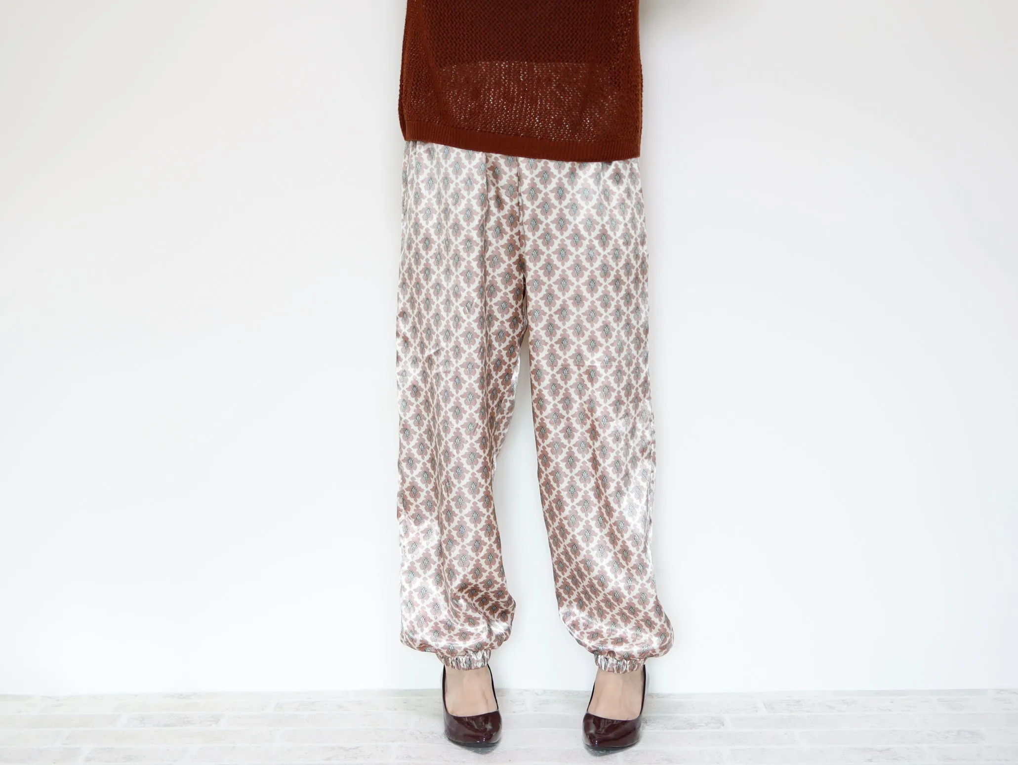 <S23-004> SATIN PRINTED Trousers